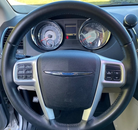 Chrysler Town &amp; Country cena 58000 przebieg: 217000, rok produkcji 2016 z Ciechanowiec małe 254